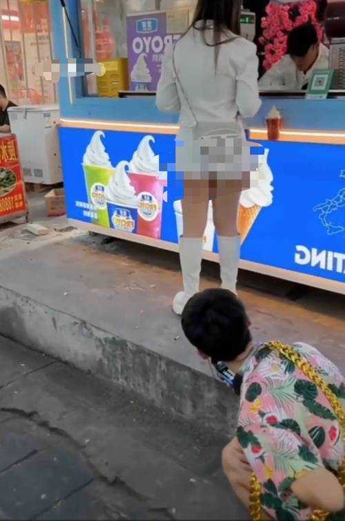 逛街时突然按下按钮，竟然发现了一个惊人的秘密