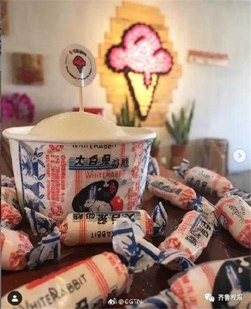 军训大白兔蹦出来后竟突然火爆起来啦
