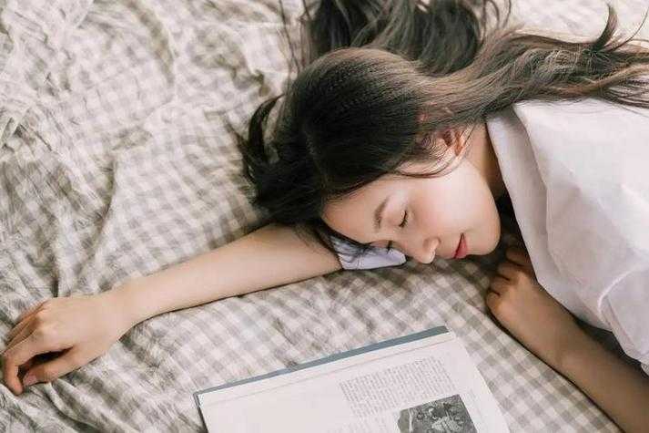 兰姨捂着嘴怕发出声音吵到：生活中的小细节，你注意到了吗？