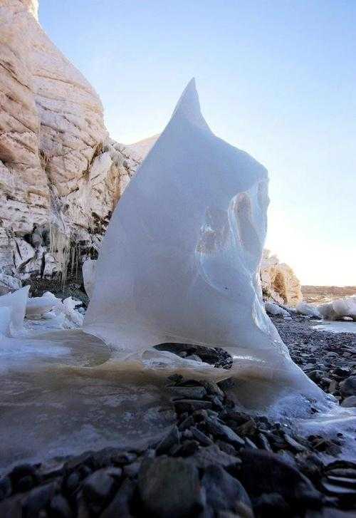 两座雪白玉峰弹跳而出：神秘而迷人的自然奇观