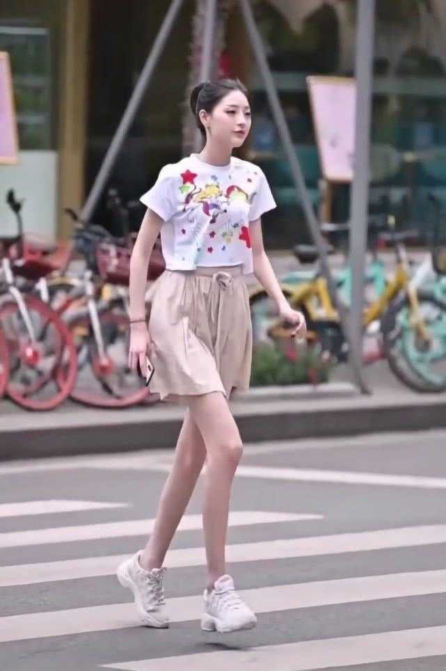 挽起裙子跨开双腿进行的特别运动方式