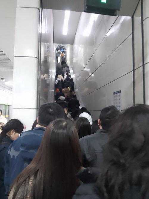 地铁太挤有人顶着怎么防知乎探讨应对地铁拥挤异样触碰的实用办法