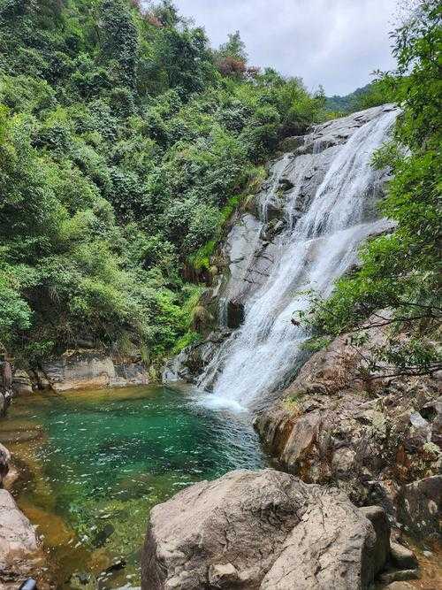 两峰夹小溪，地湿又无泥：自然美景中的宁静与诗意