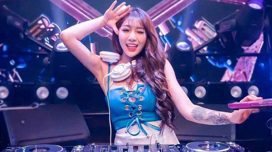 一首引发热议的 DJ 舞曲：女 DJ 现场嗯嗯不断
