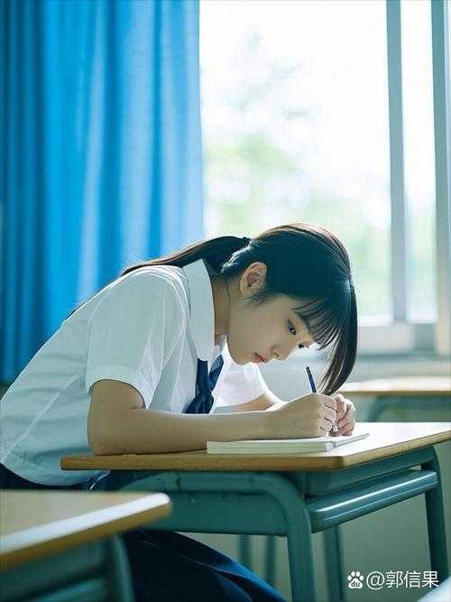 校花趴在玻璃窗：静谧校园角落那一抹令人难忘的独特画面