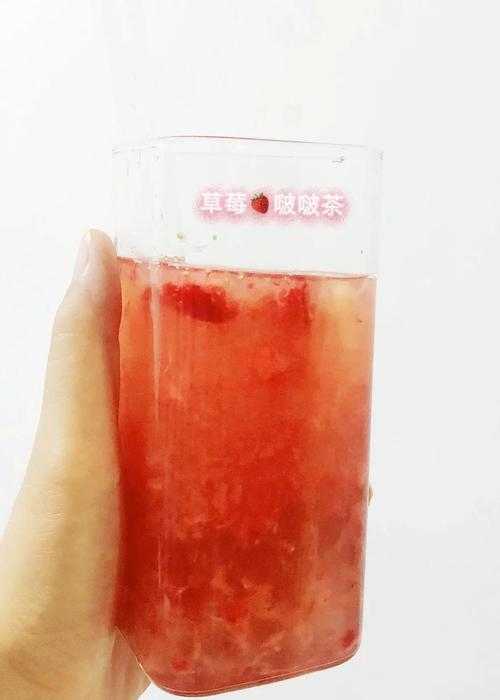 草莓丝瓜芭乐鸭脖奶茶：味道丰富，口感奇妙的独特饮品